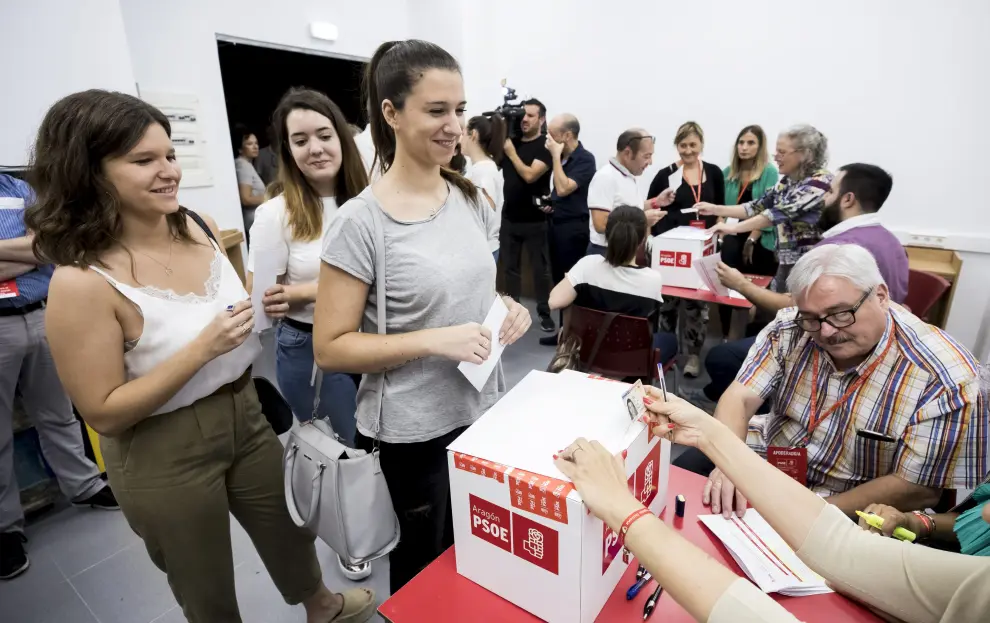 Casi 2.300 militantes del PSOE eligen en primarias a su candidato de Zaragoza