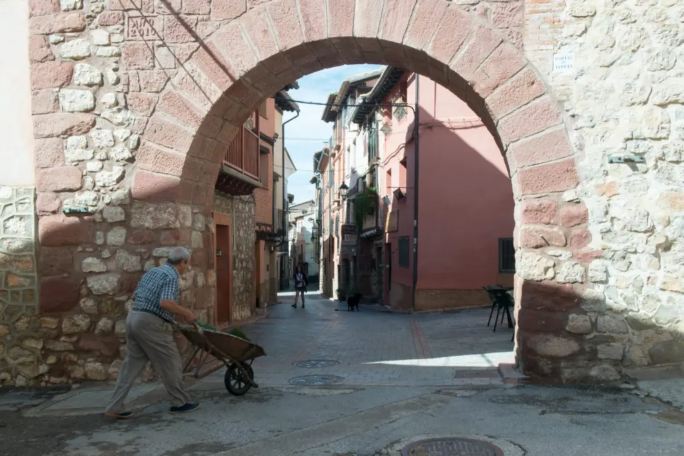 Portal del Teruel con una de las calles principales de Gea de Albarracín, que llega hasta la Plaza donde hay una fuente con la imagen de San Bernard