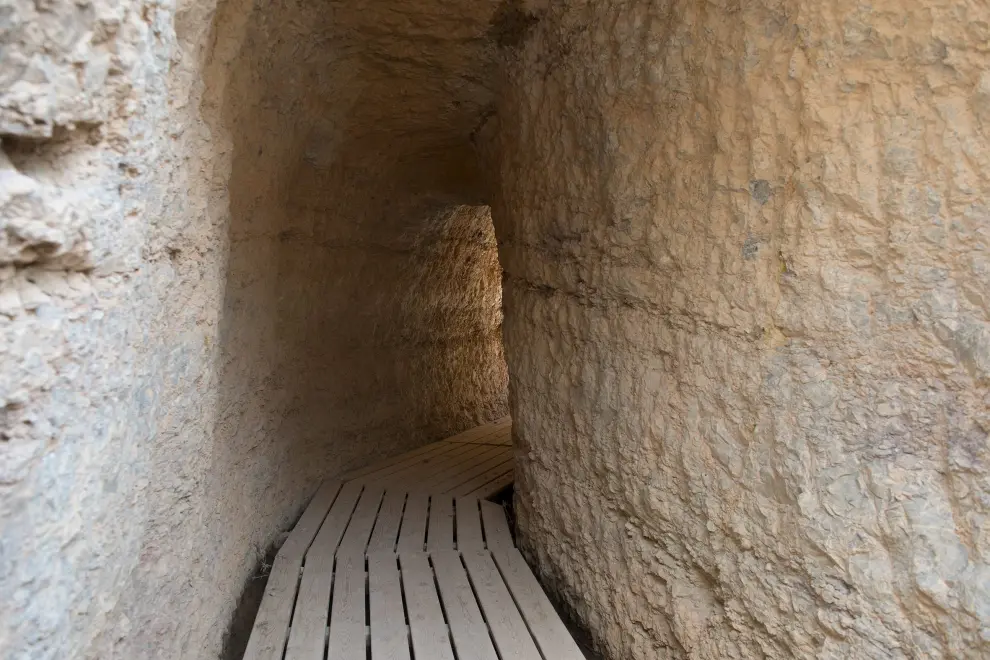 Una de las galerías de los tramos del acueducto romano a su paso por Gea de Albarracín