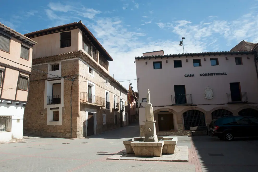 La plaza de Gea de Albarracín con la fuente de San Bernardo y el Ayuntamiento