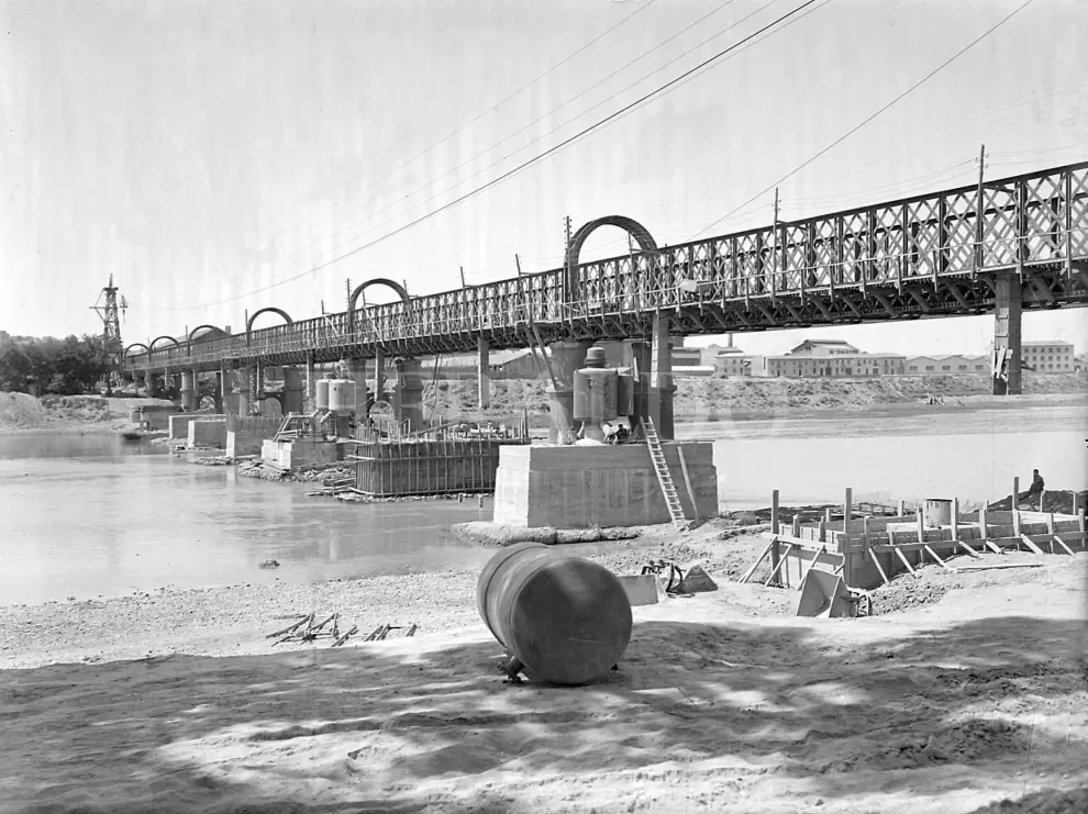 En septiembre de 1987 se inauguró el puente de la Almozara en Zaragoza. En la imagen, el puente en obras