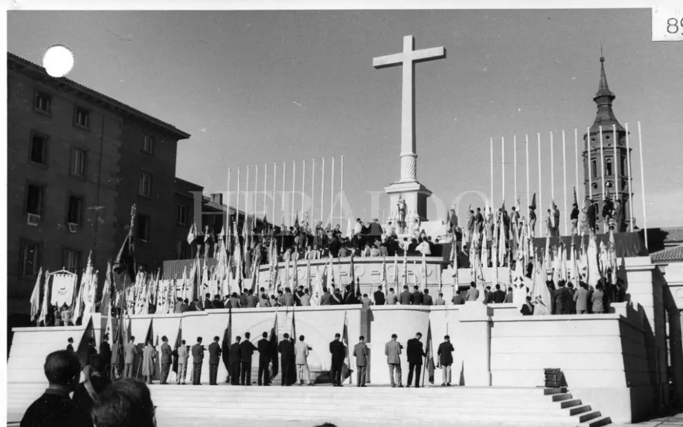 Celebración religiosa en la plaza del Pilar de Zaragoza durante el Congreso Mariano, el 9 de octubre de 1954