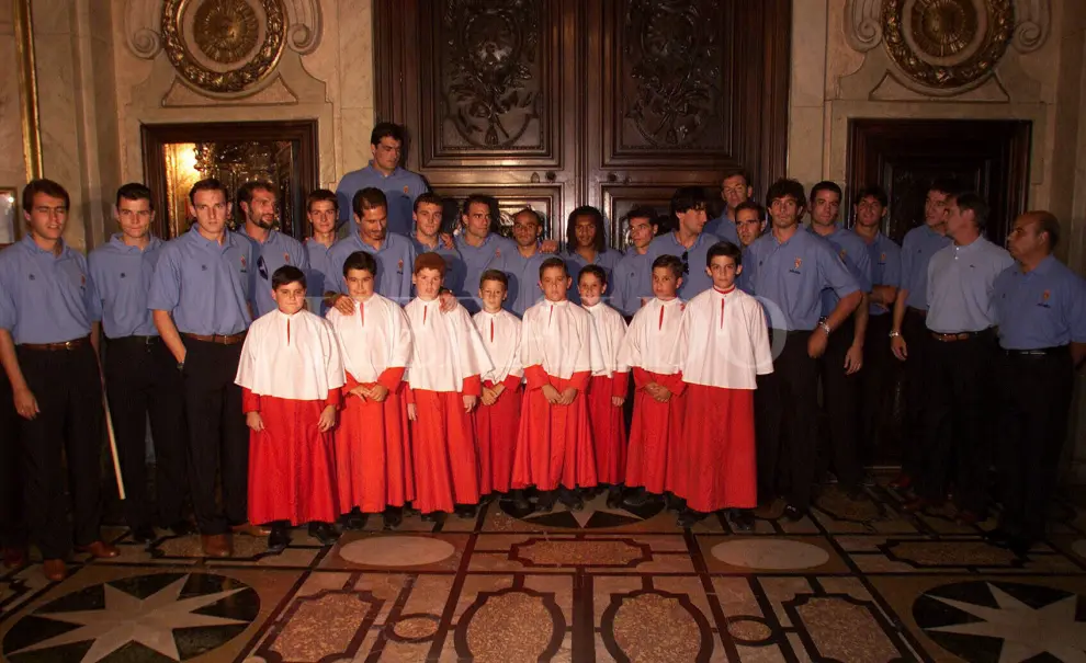 Los jugadores del Real Zaragoza con los infantivos en una ofrenda de flores la Virgen del Pilar en 2000.