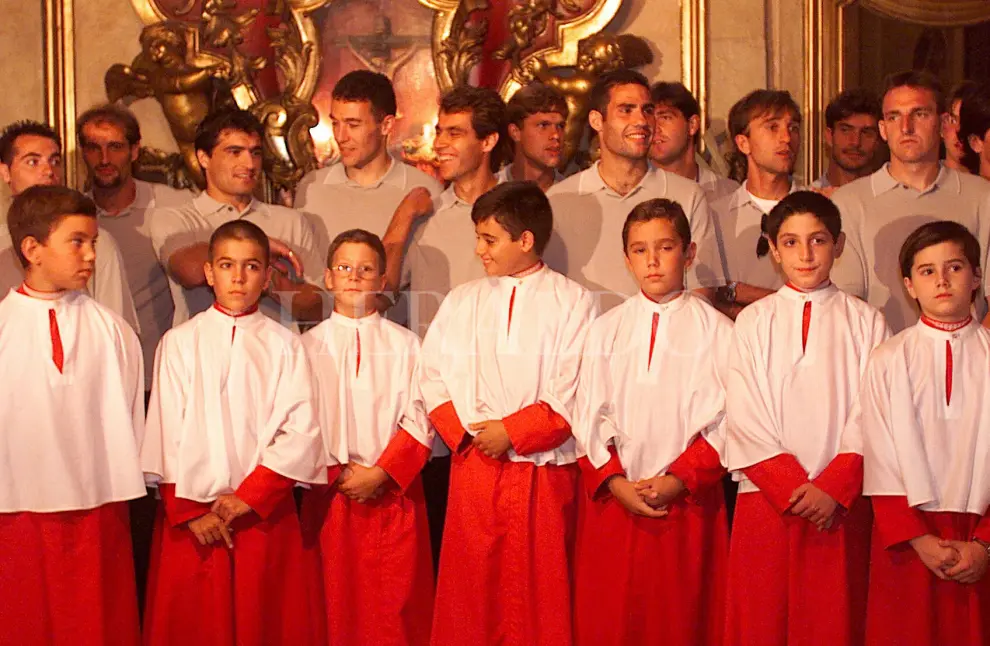 Los jugadores del Real Zaragoza con los infantivos en una ofrenda de flores la Virgen del Pilar en el año 2000.