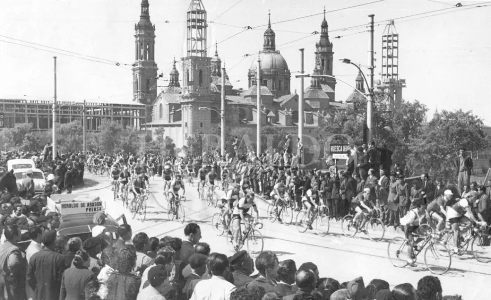 Paso de la Vuelta Ciclista a España por Zaragoza, el 26 de abril de 1955. Al fondo, el Pilar con las dos últimas torres en construcción