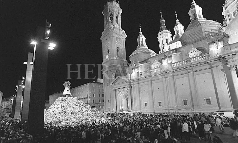 Imagen de la Virgen del Pilar con el manto de flores a cuatro vistas la noche de la Ofrenda de 1998