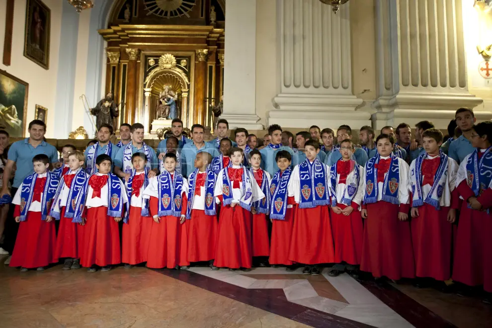 Jugadores del Real Zaragoza junto a los infanticos de la basílica del Pilar de Zaragoza agradeciendo a la Virgen la salvación en Primera División en mayo de 2012