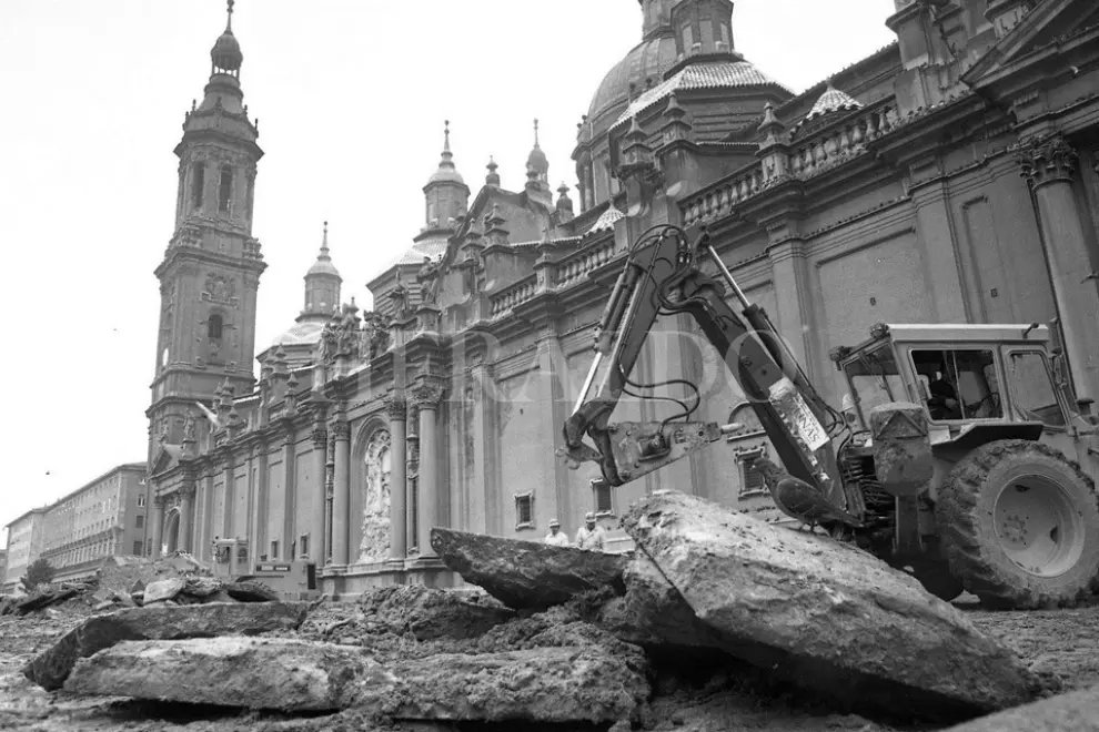 Las máquinas levantan el suelo de la plaza del Pilar durante los trabajos de reforma de la plaza que duraron hasta 1991