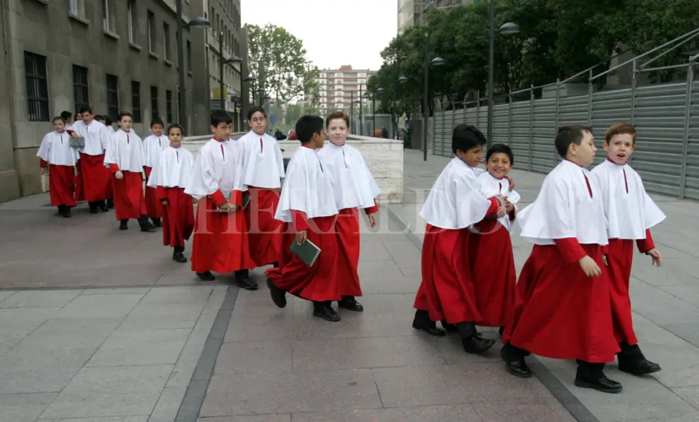 Los infanticos llegando a la basílica del Pilar de Zaragoza en el año 2002