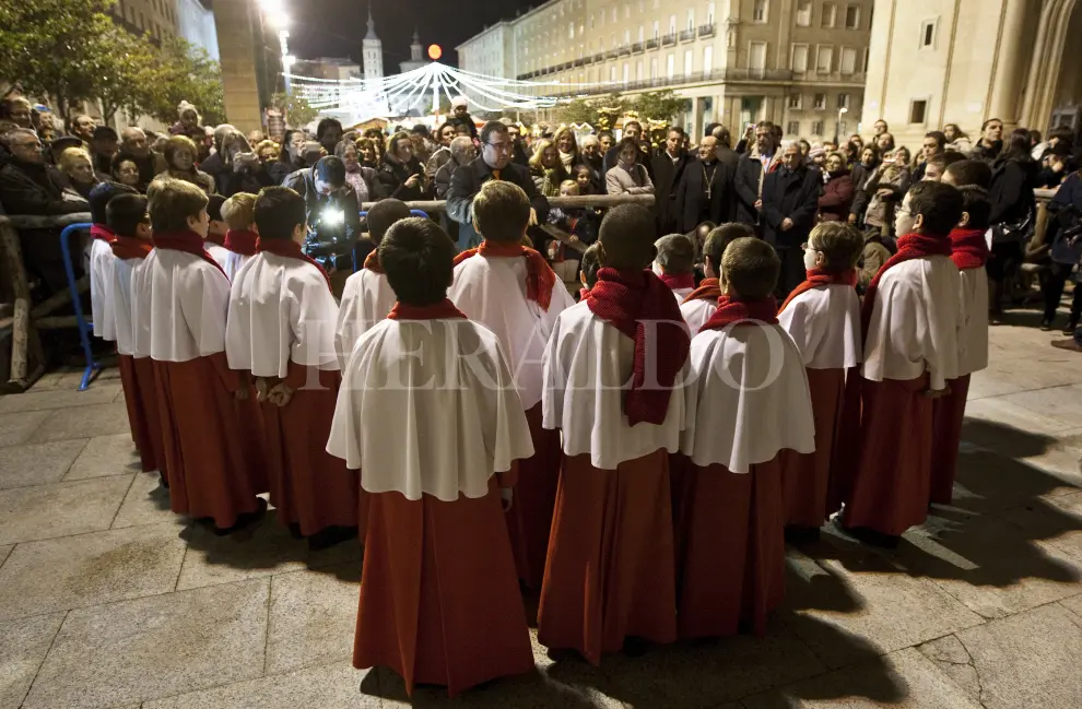 Los infanticos de la basílica del Pilar de Zaragoza en el encendido de luces de Navidad en 2012