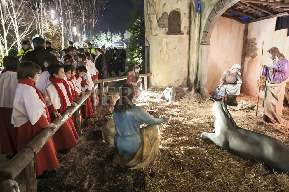 Encendido de luces de Navidad en la plaza del Pilar en 2013. En la imagen, los infanticos de la basílica del Pilar de Zaragoza admirando el Belén.