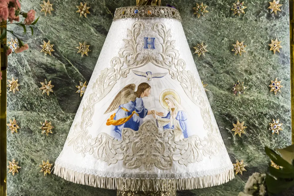 Los mantos de la Virgen del Pilar, en fotos. En la imagen, el manto ofrecido a la Virgen por HERALDO DE ARAGÓN con motivo de su 120 aniversario