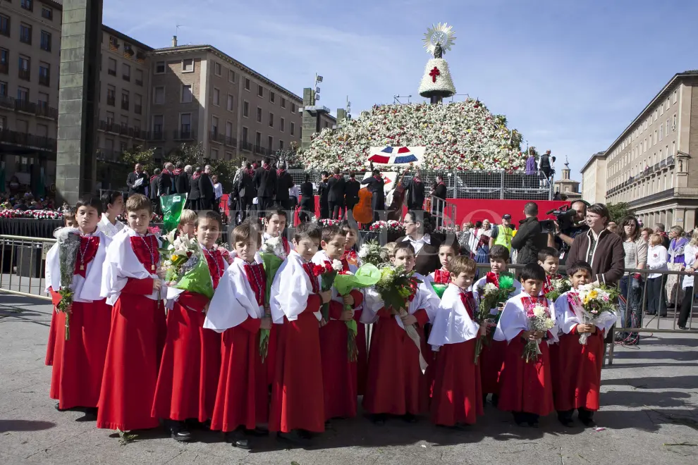 Los infanticos de la basílica del Pilar de Zaragoza en la Ofrenda de flores del 12 de octubre de 2013