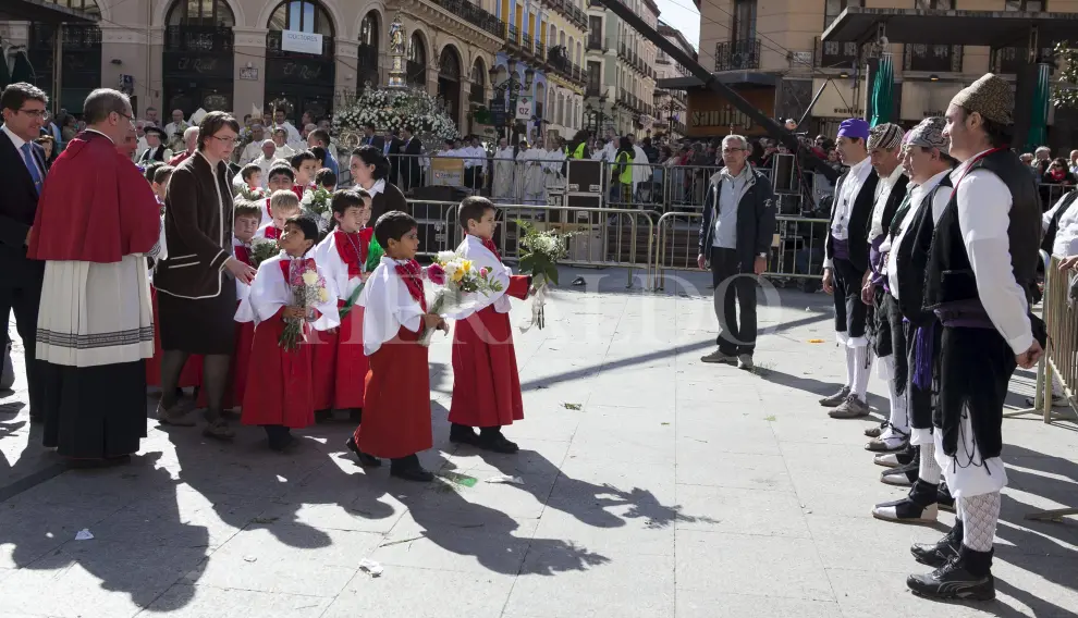 Los infanticos de la basílica del Pilar de Zaragoza en la Ofrenda de flores del 12 de octubre de 2013