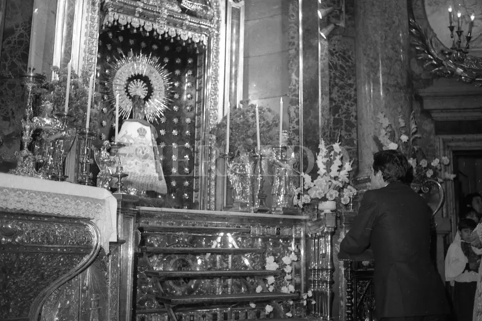 Adolfo Suárez rezando ante la Virgen el 23 de febrero de 1979