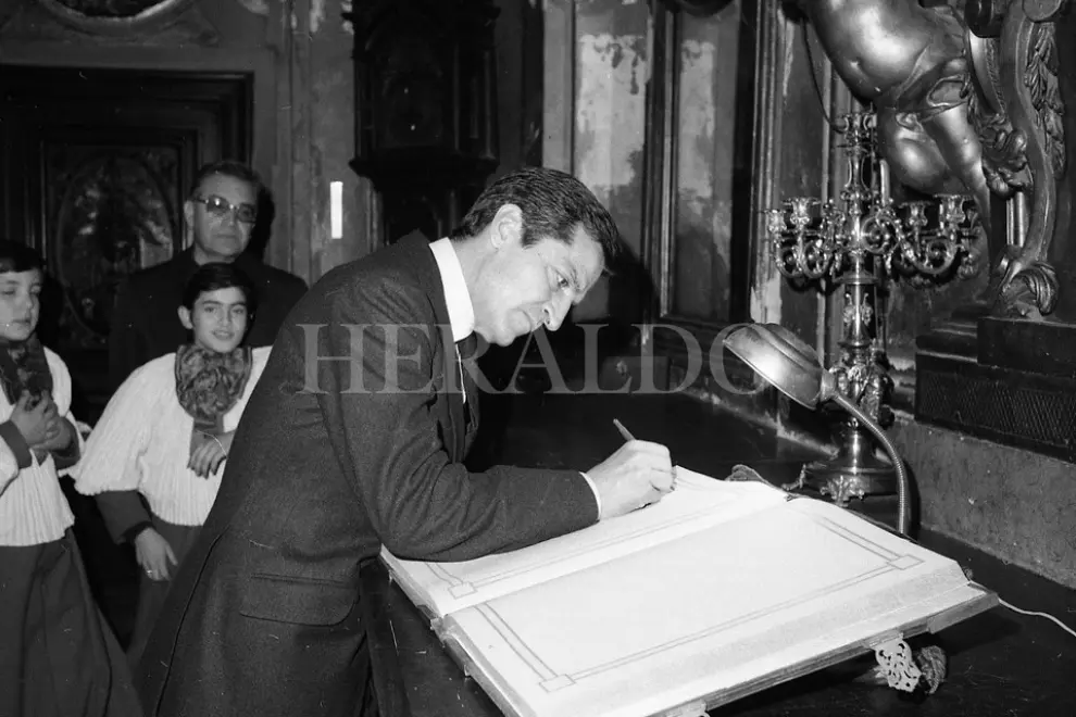 Adolfo Suárez firma en el libro de honor de la Basílica del Pilar, el 23 de febrero de 1979