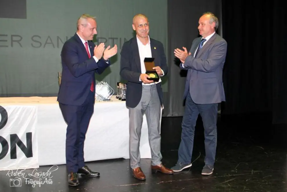 Mainer recibe en junio pasado la insignia de oro del balonmano español de manos de Paco Blázquez y Juan Caamaño