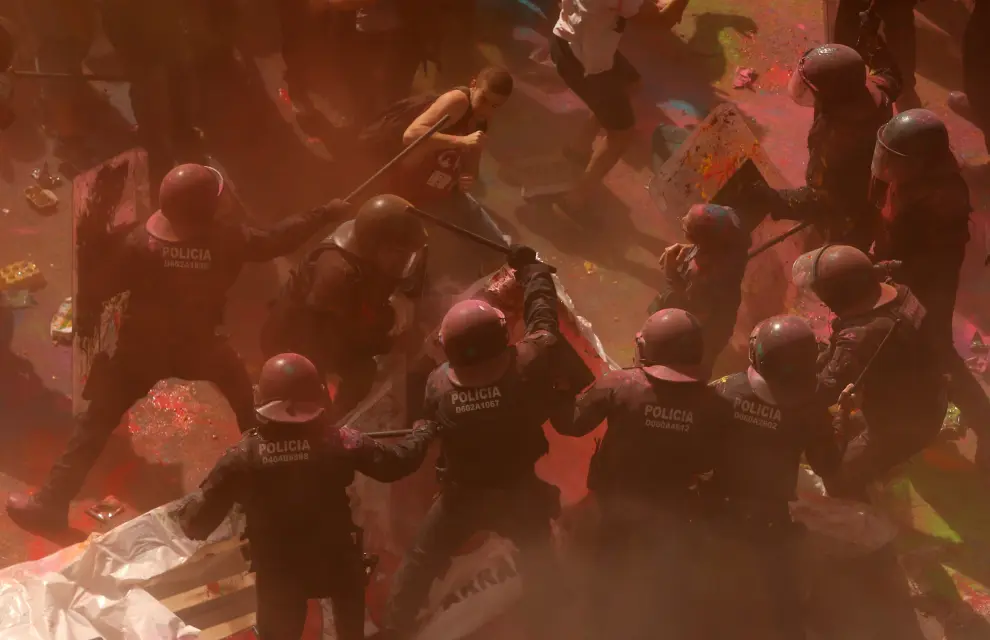 Tenso enfrentamiento entre los mossos y los indepedentistas en el centro de Barcelona