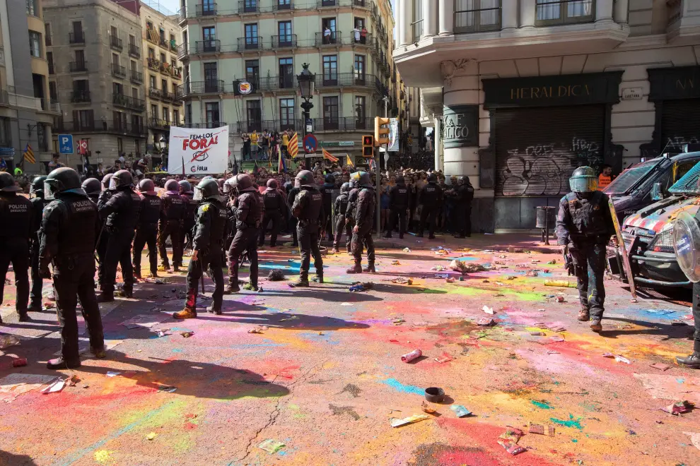 Tenso enfrentamiento entre los mossos y los indepedentistas en el centro de Barcelona