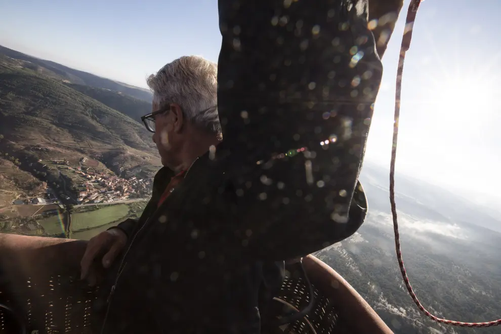 Pepe Ramos, de la casa rural El Cadoncho, pilotando su globo aerostático