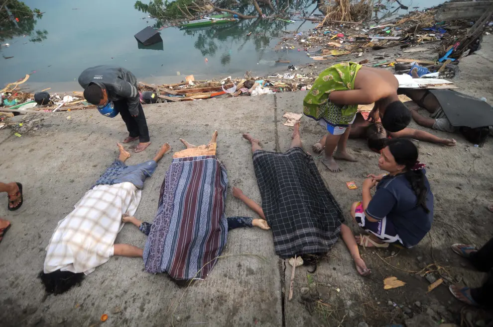 Se elevan a 832 los muertos por los terremotos y el tsunami en Indonesia