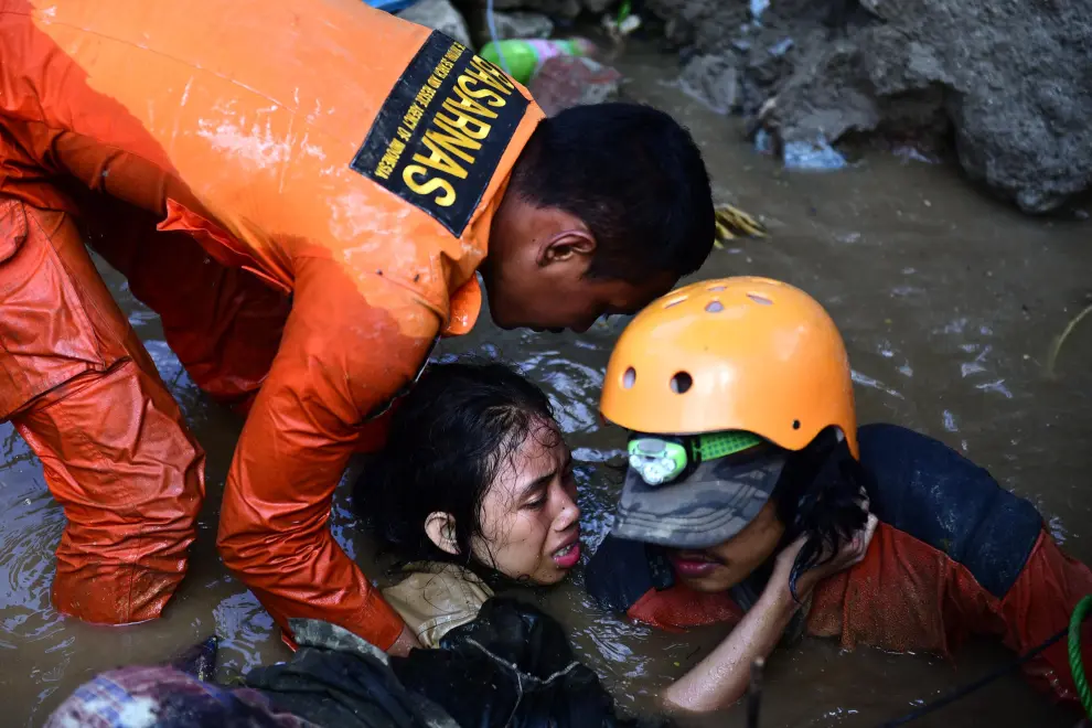 Los equipos de rescate empezaron hoy a sacar supervivientes de entre los escombros del interior del Hotel Roa Roa de Palu.