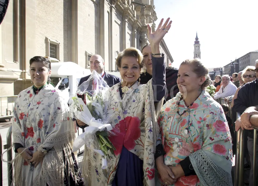 La actriz Carmen Sevilla se llevó todos los aplausos cuando apareció con su ramo en la Ofrenda de Flores de las Fiestas del Pilar de 2009.