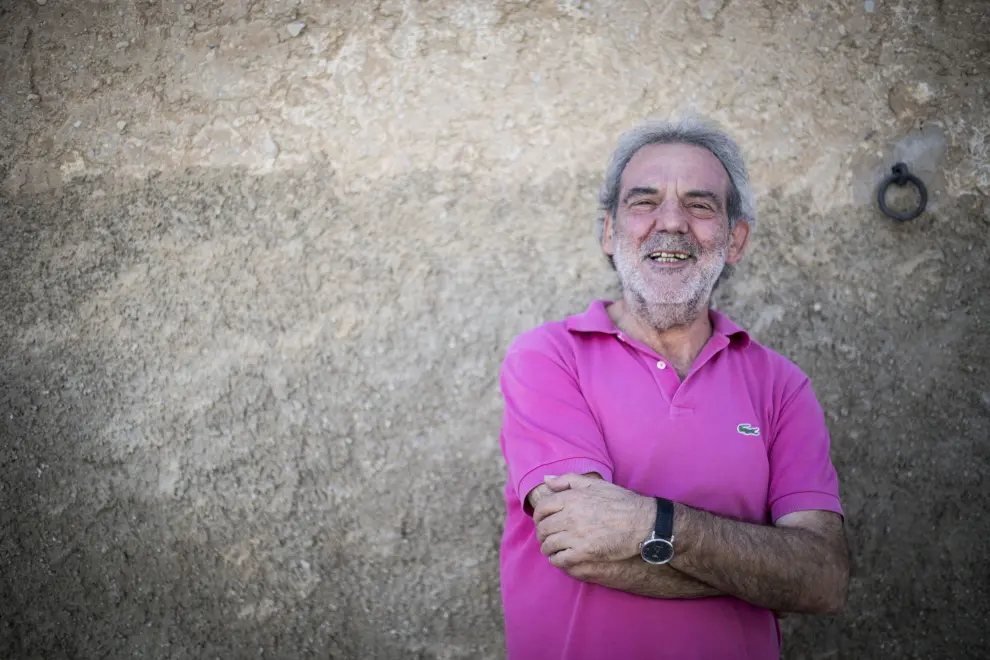 Paco Doménech, alcalde de Fabara, posando en una calle del pueblo