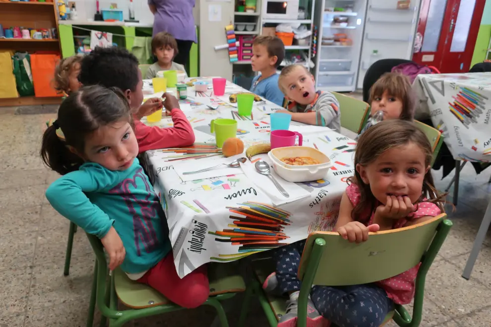 Los niños del colegio de Peñaflor comen de 'tupper'