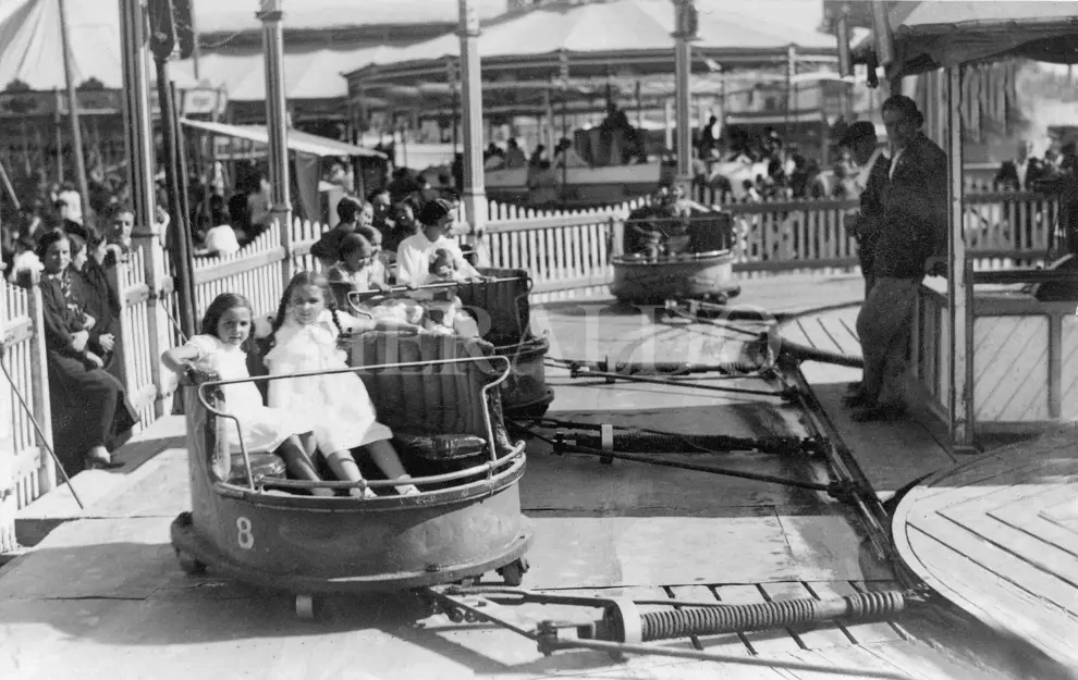 Las ferias durante las Fiestas del Pilar de Zaragoza en 1934. En la imagen, unas niñas en El Látigo
