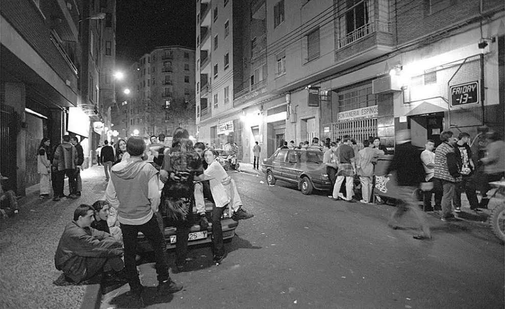 Jóvenes en la calle Moncasi, una noche de los noventa