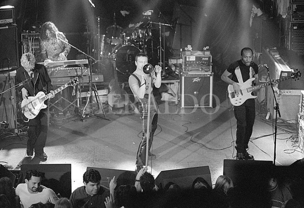 Enrique Bunbury y su banda, en la fiesta de la Estación del Silencio en la Sala Oasis, en mayo de 1998