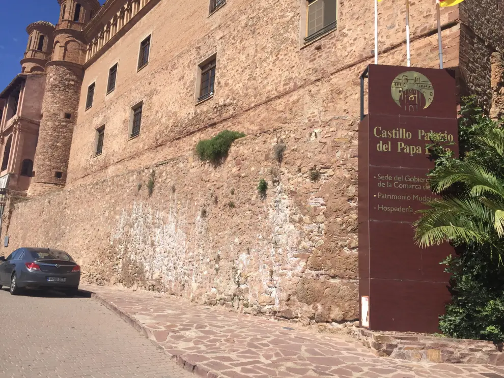 Fachada exterior del castillo del Papa Luna. Una parte sirve de sede comarcal.