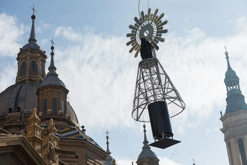 La Virgen del Pilar ya luce en lo alto de la estructura de la Ofrenda