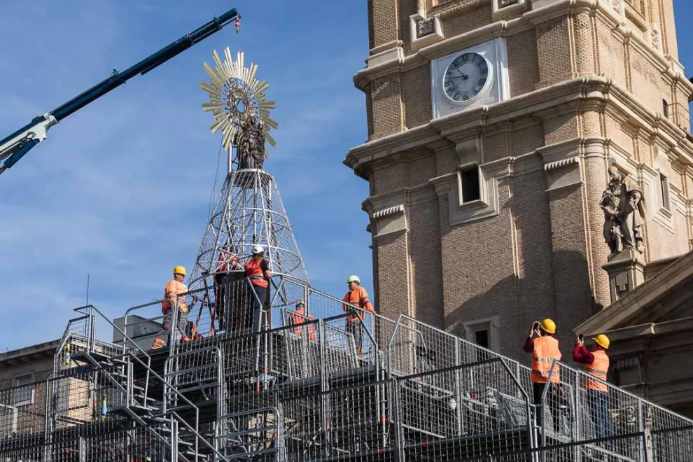 La Virgen del Pilar ya luce en lo alto de la estructura de la Ofrenda