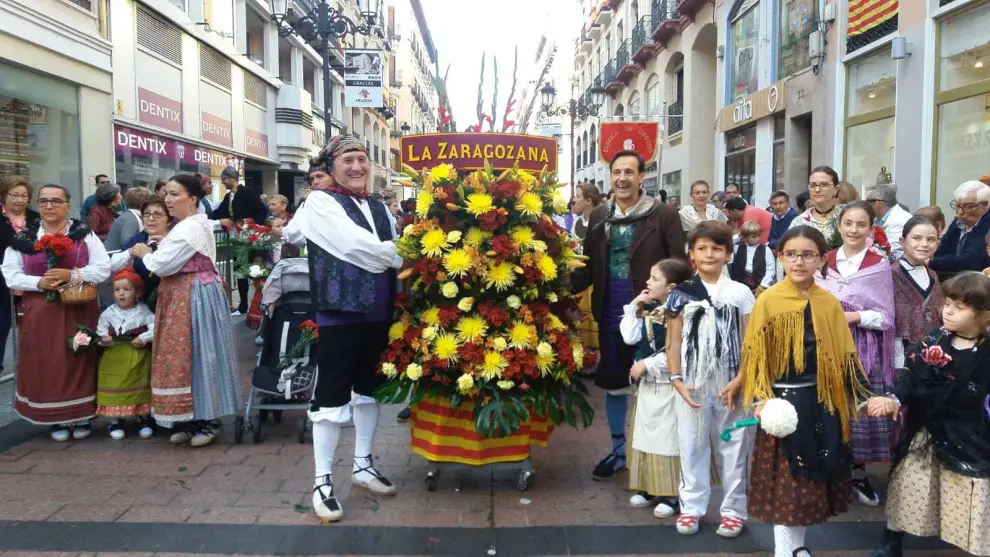 El grupo Cultural La Zaragoza a su paso por calle Alfonso.