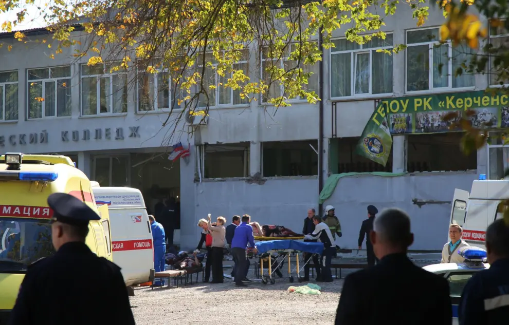 Los servicios de emergencia trabajando en el lugar de los hechos, un instituto de Crimea (Rusia).