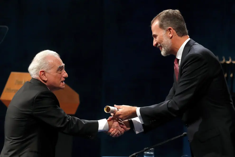 El cineasta Martin Scorsese recogiendo el premio Princesa de Asturias de las artes de manos del Rey Felipe VI