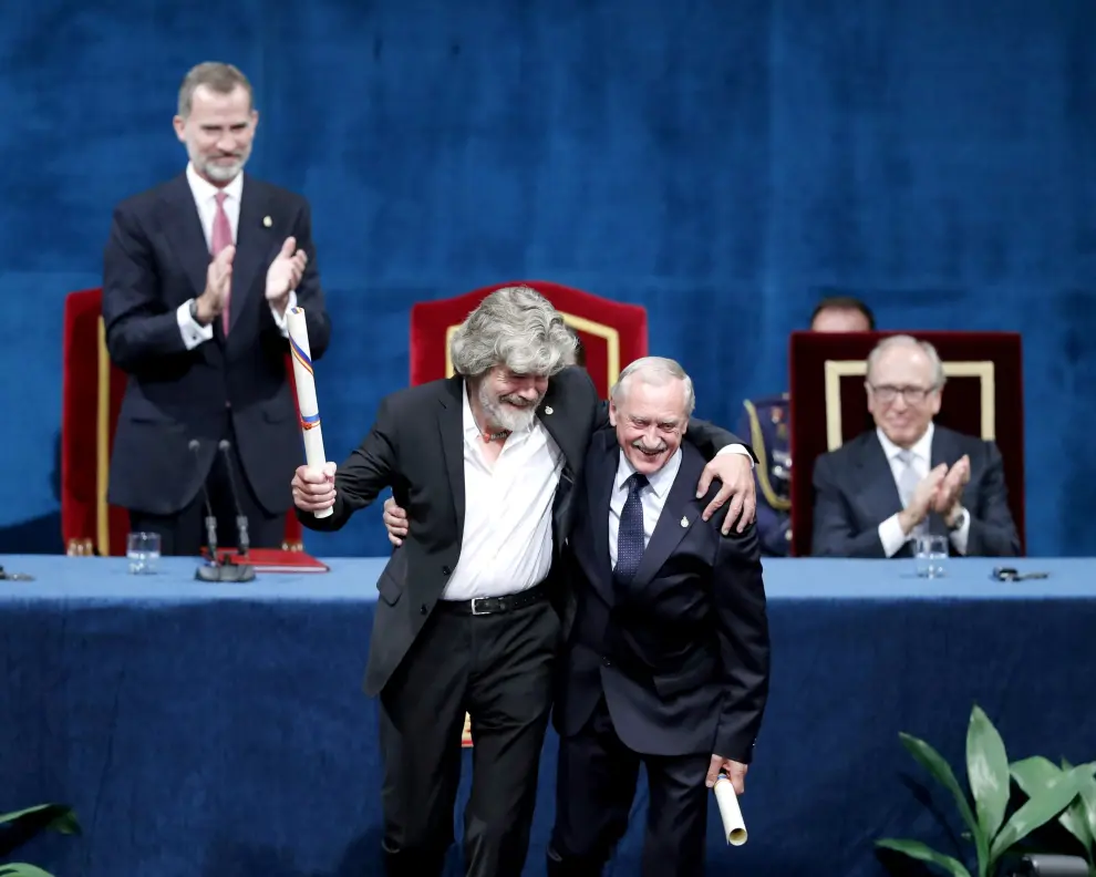 Los alpinistas, el italiano Reinhold Messener y el polaco Krzysztof Wielicke, recogiendo el premio Princesa de Asturias del Deporte