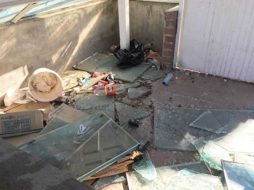 El abandono y el vandalismo hacen mella en los quioscos de Montecanal