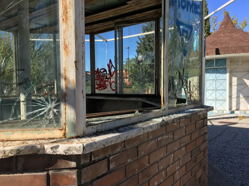 El abandono y el vandalismo hacen mella en los quioscos de Montecanal
