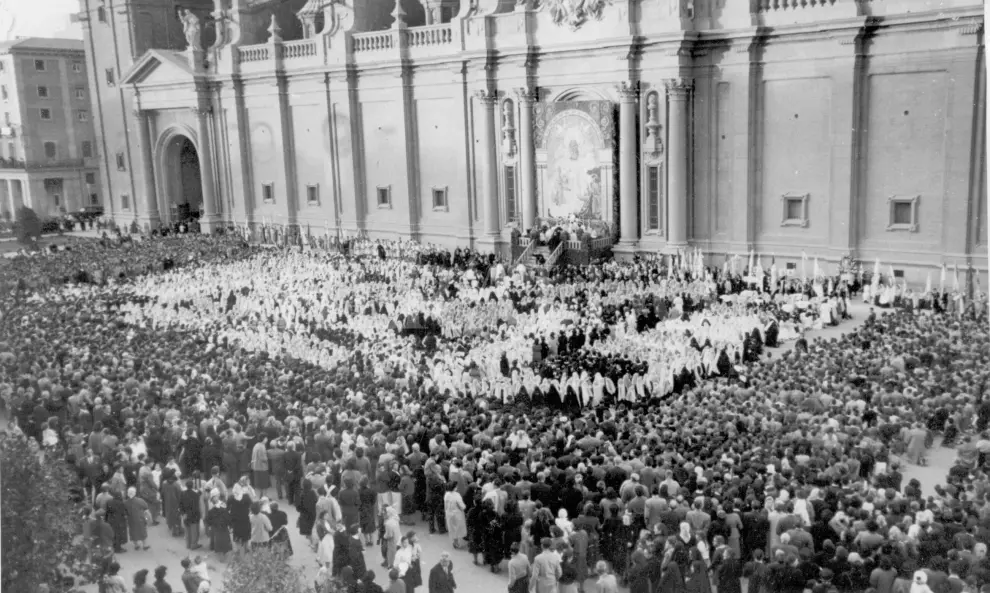 Celebración religiosa en la plaza del Pilar de Zaragoza durante el Congreso Mariano el 9 de octubre de 1954.