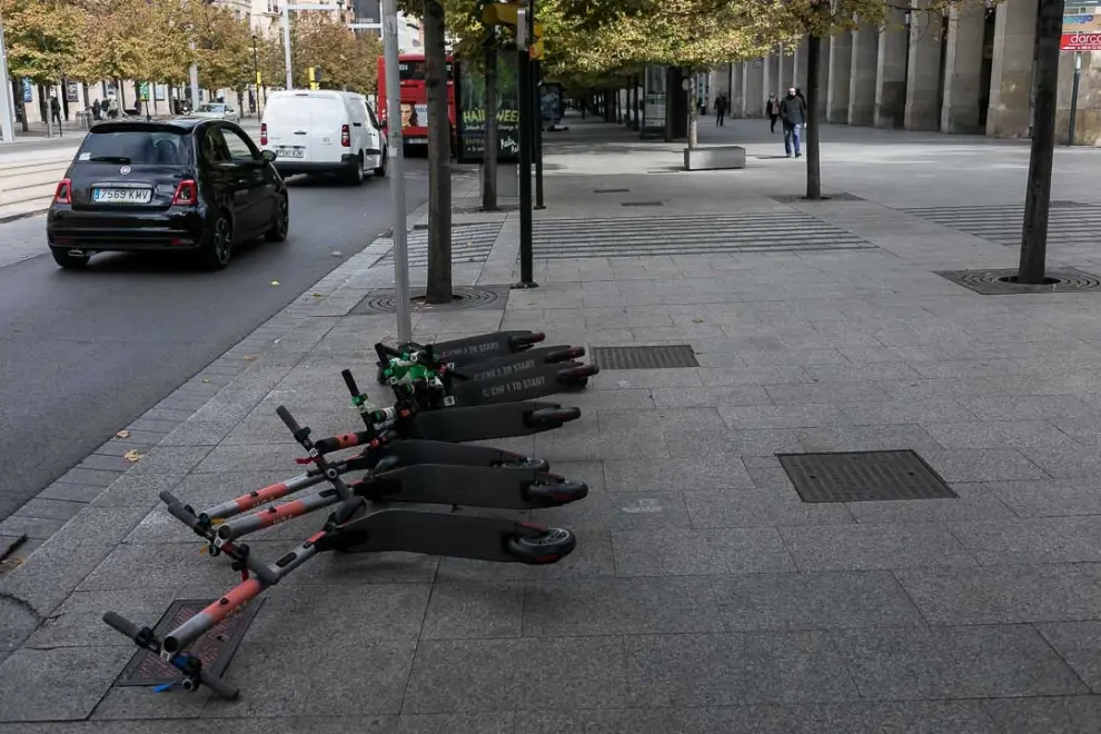 El cierzo derriba los patinetes eléctricos en Zaragoza