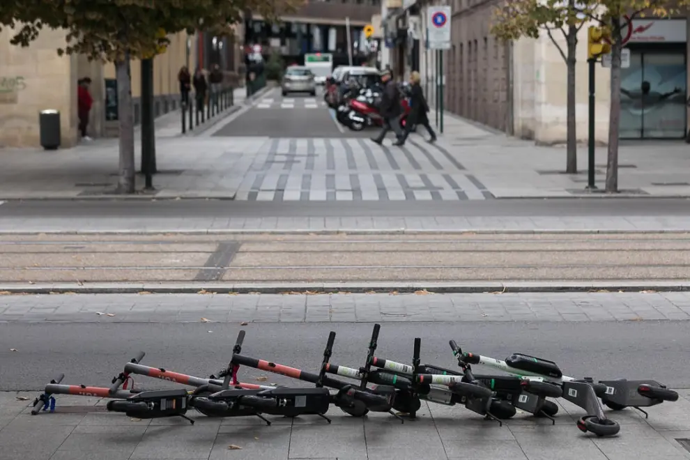 El cierzo derriba los patinetes eléctricos en Zaragoza.