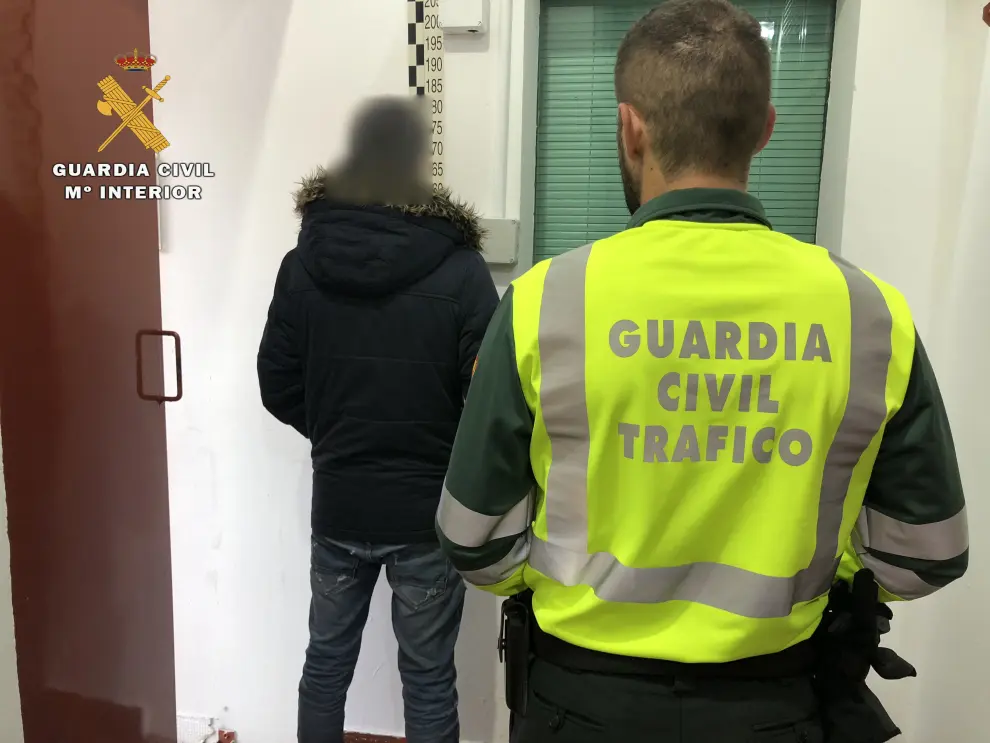 La Guardia Civil tuvo que trasladar al joven detenido a un centro médico por el estado de excitación y paranoia en el que estaba.