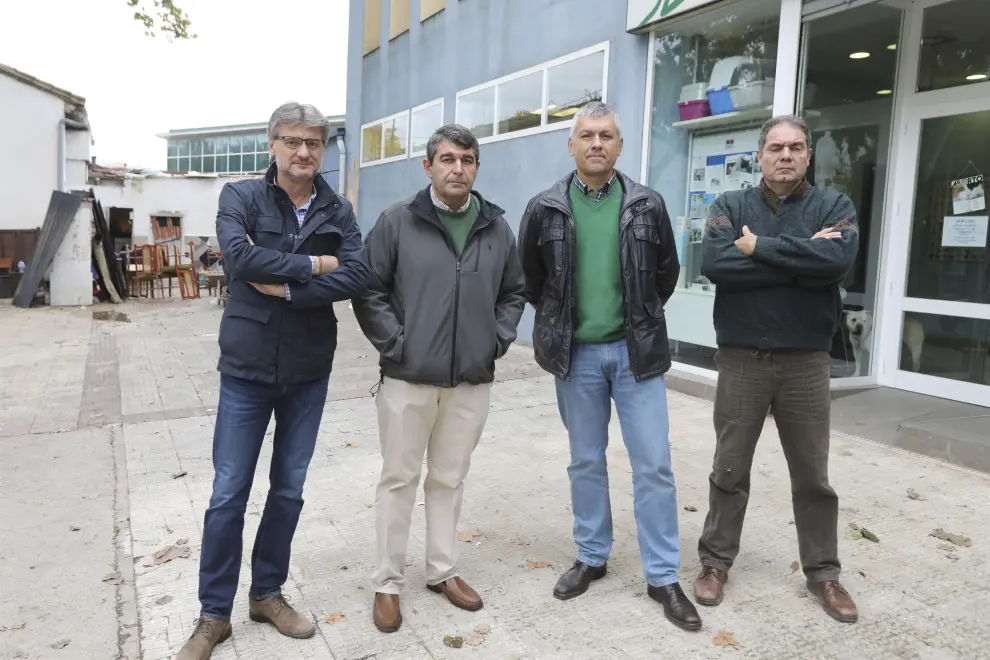 Los cuatro representantes de los polígonos de Huesca ante la casa con corral instalada en medio de las industrias
