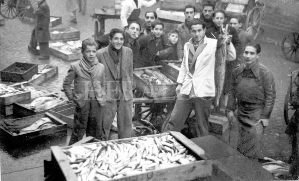 Vendedores de pescado en las calles de Zaragoza en 1948.