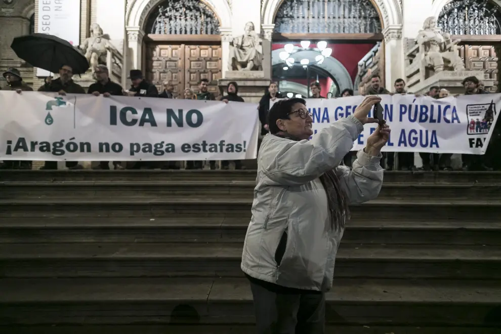 Medio millar de personas protestan contra el ICA por ser "el pufo de las depuradoras"