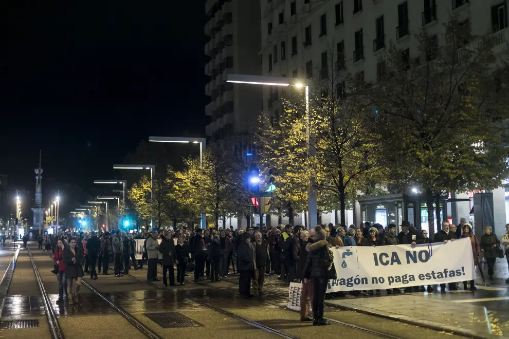 Medio millar de personas protestan contra el ICA por ser "el pufo de las depuradoras"