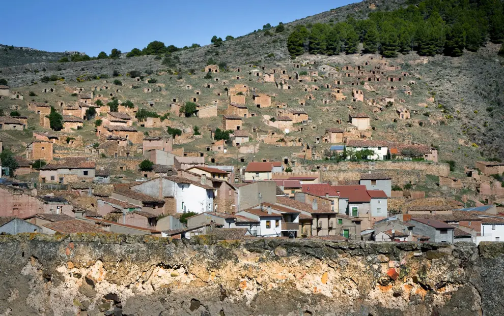Vista de Torrijo de la Cañada, con las bodegas en ladera en la parte superior.